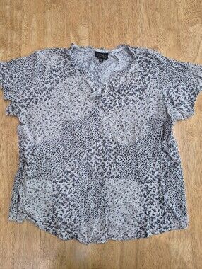 EUC MOD Lusive Floral Print Short Sleeve V-Neck Top Blouse White Black